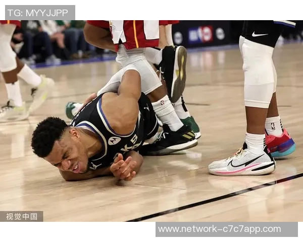 字母哥愤怒撕裂球衣雄鹿惨败后更衣室内冲突不断引发关注